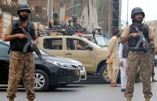 पाकिस्तान में मतदान के बीच आतंकी हमला, 5 जवान शहीद, वैन के उड़े परखच्चे