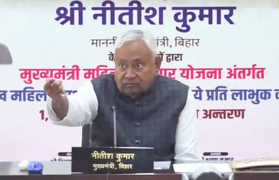 सीएम नीतीश कुमार ने 10 लाख महिलाओं के बैंक खाते में भेजे 10-10 हजार, बोले-2 लाख तक देंगे