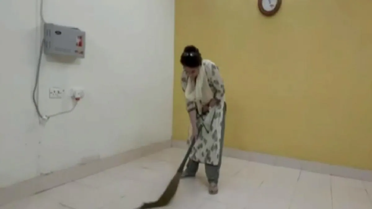 लखीमपुर हिंसा: हिरासत के बाद गेस्ट हाउस में झाड़ू लगाती दिखीं प्रियंका गांधी, वीडियो वायरल