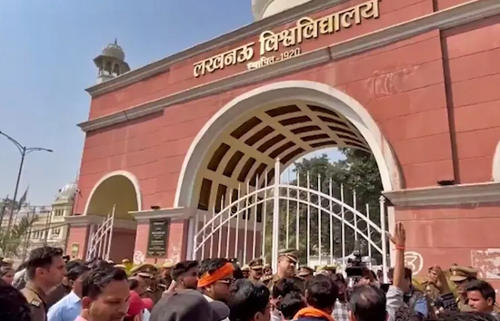फीस वृद्ध‍ि के ख‍िलाफ लखनऊ यून‍िवर्स‍िटी के छात्रों का फूटा गुस्सा, VC ऑफ‍िस का किया घेराव, की नारेबाजी