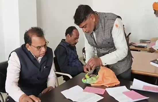 तोते की मौत से परेशान युवक लाश लेकर पहुंचा कलेक्ट्रेट, इंसाफ की मांग की 