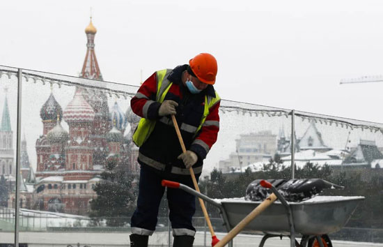 सॉफ्टवेयर इंजीनियर की नौकरी छोड़ रूस में सड़क साफ कर रहा भारतीय युवक, सैलरी सुन उड़ जाएंगे होश   