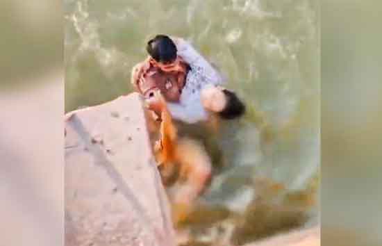 आगरा में  सिपाही ने वर्दी में लगाई 25 फीट गहरे तालाब में छलांग: डूबती लड़की को बचाया, कमिश्नर देंगे 1000 का इनाम और प्रशस्ति-पत्र