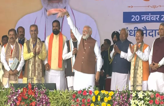 बिहार में शपथ ग्रहण में पीएम मोदी लहराया गमछा, स्टाइल देख गदगद हुई जनता 