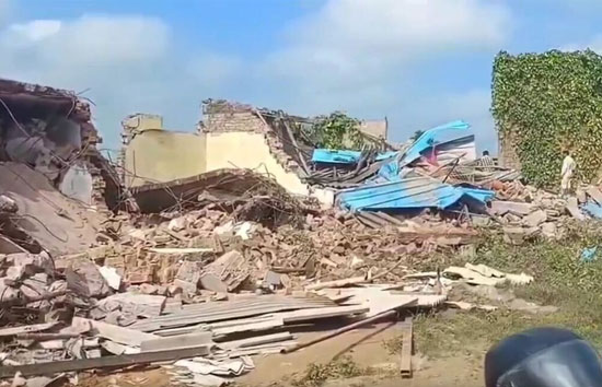 50 असलहाधारी, 3 जेसीबी और खौफनाक रात: अंबेडकरनगर में बेखौफ दबंगों का तांडव